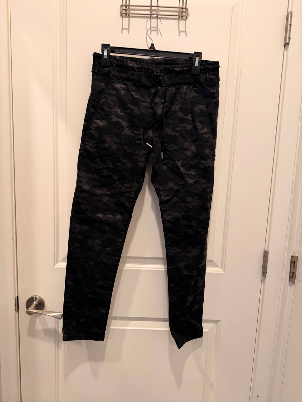 New Bevy Flog Shely Camo
Jogger Pants Size 28